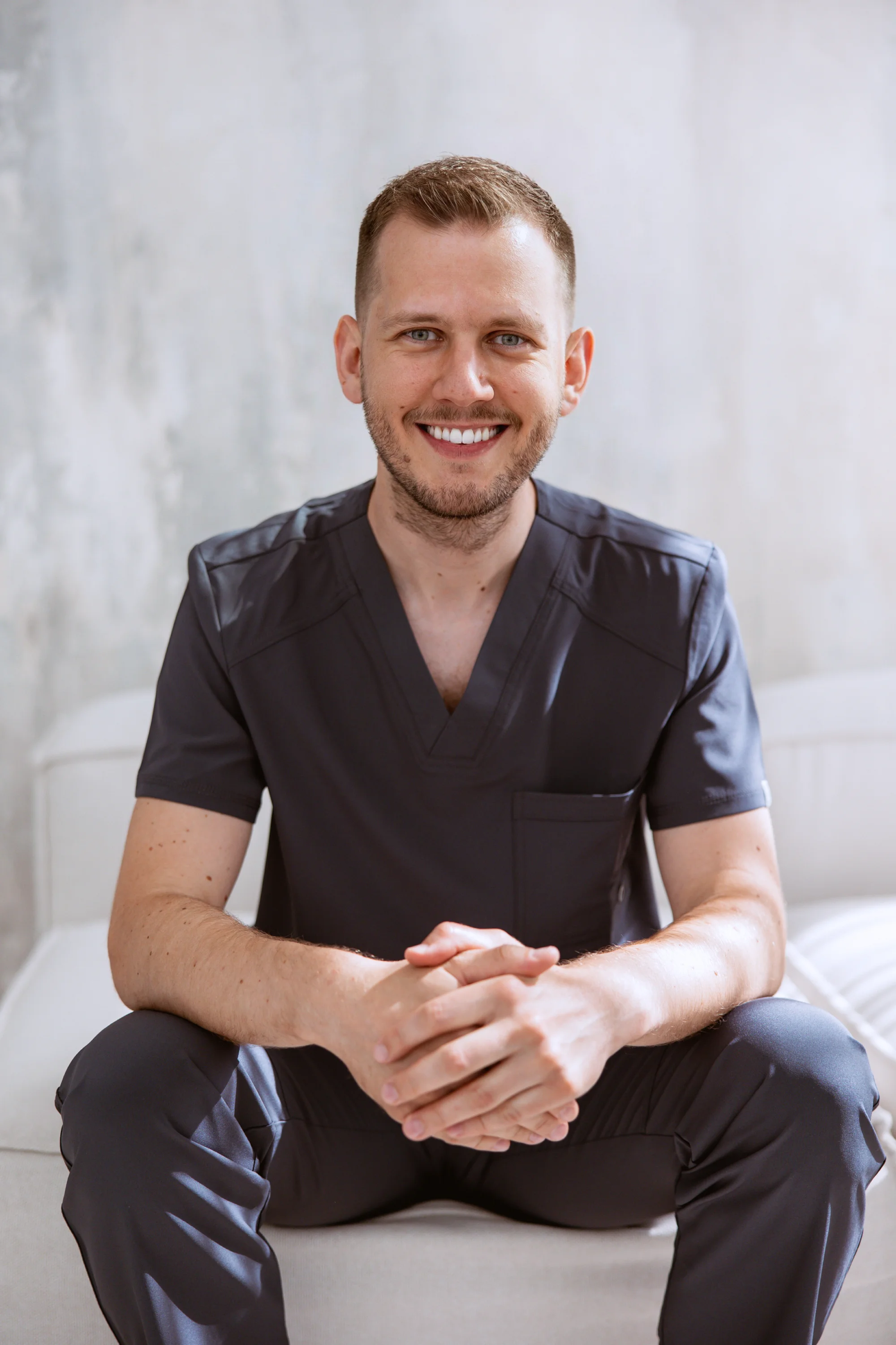 Dr n. med. Paweł Sawicki — chirurg szczękowo-twarzowy, implantolog, specjalista All-on-4 i All-on-6, Legionowo i Warszawa
