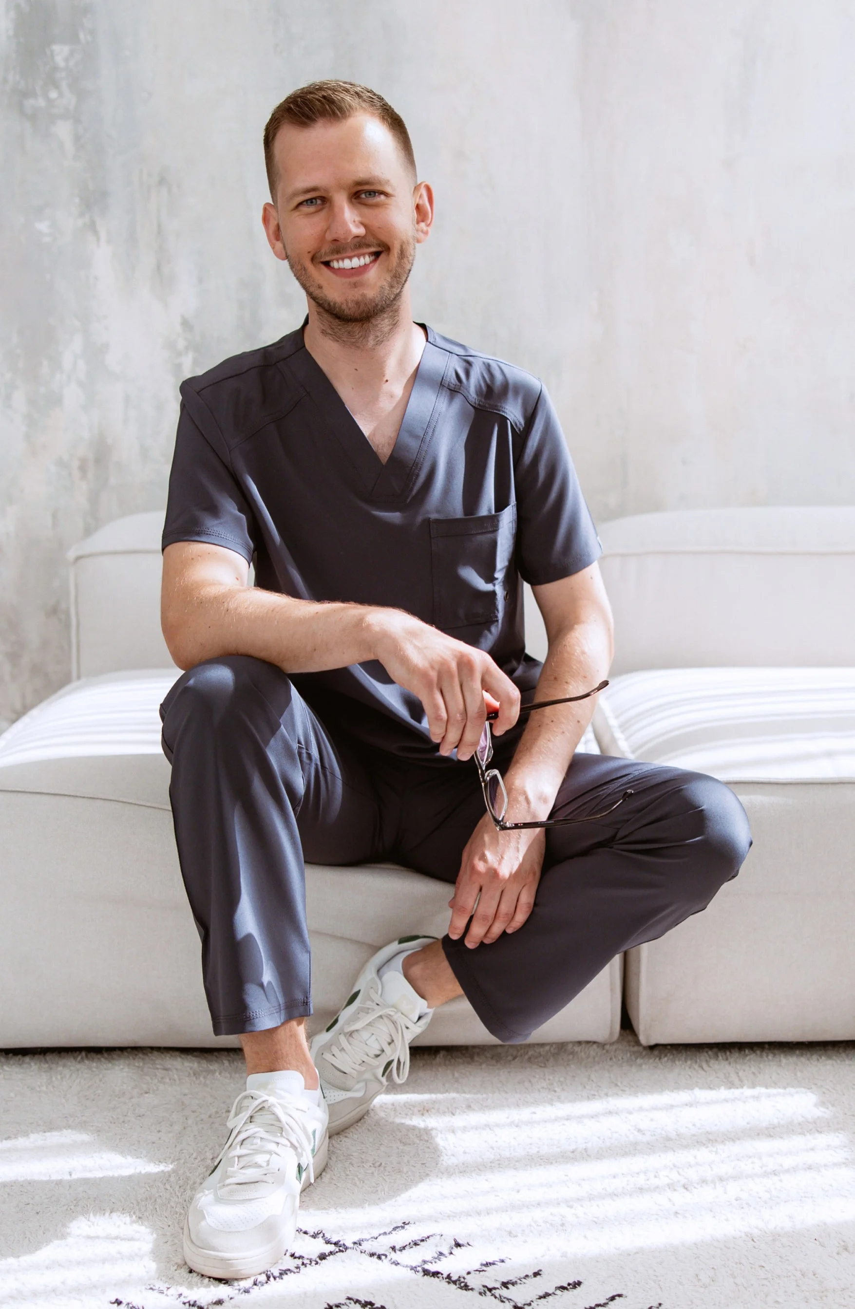 Dr Paweł Sawicki podczas zabiegu implantologicznego All-on-4 w gabinecie Prodental Legionowo