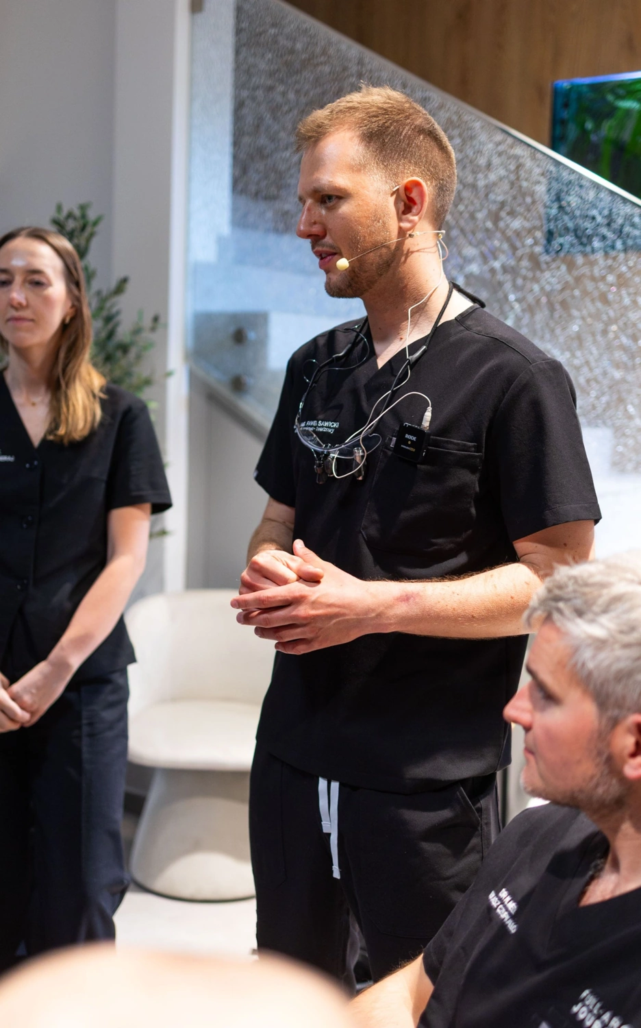 Dr Paweł Sawicki omawia zabieg z uczestnikami kursu live surgery